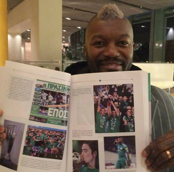 World-famous soccer player Djibril Cisse showing «ΚΑΙ ΧΙΛΙΑΔΕΣ ΤΙΤΛΟΙ»